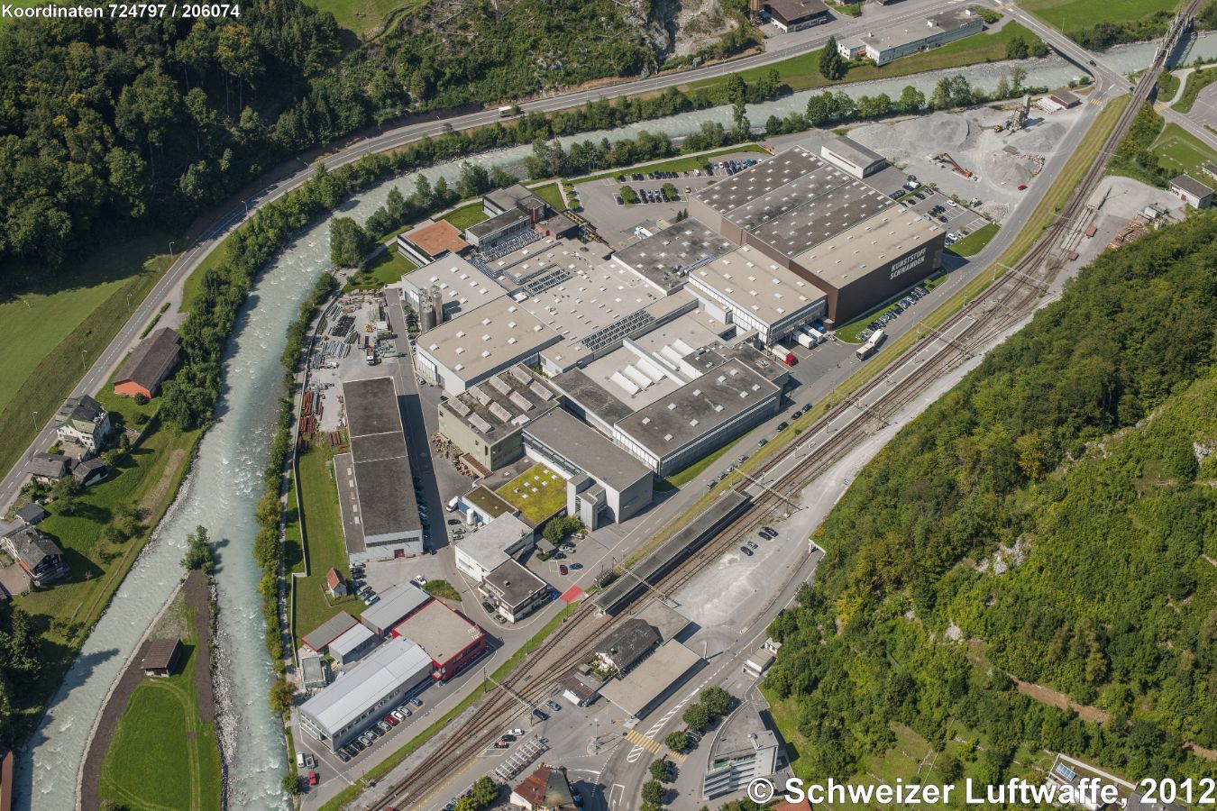 Industrieareal 'Tschachen', Schwanden (Position: 2'724'571.68, 1'206'616.74). Unten links im Bild: Linth-Insel 'Inslen'.